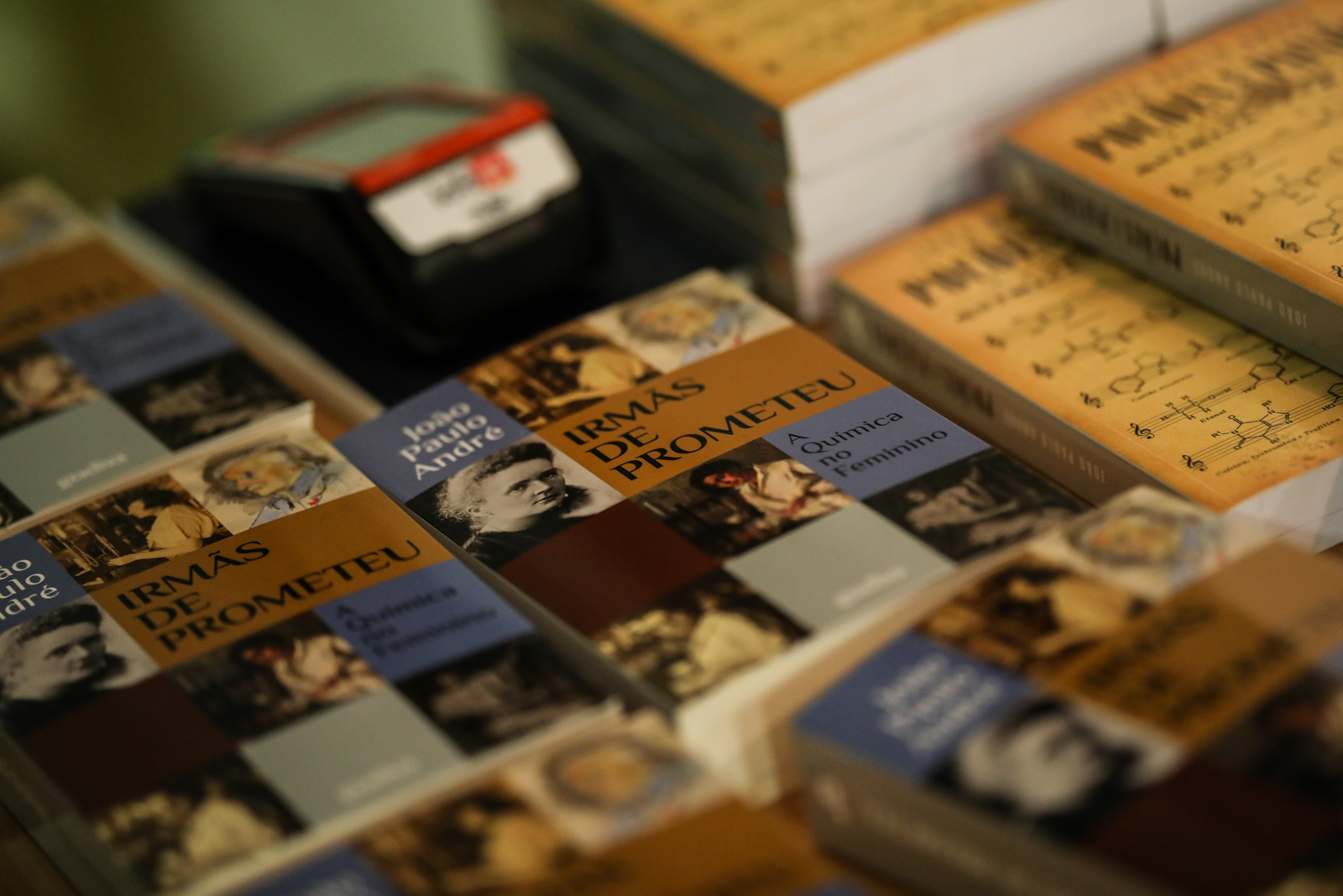 Thumbnail da galeria Apresentação do livro - Irmãs de Prometeu